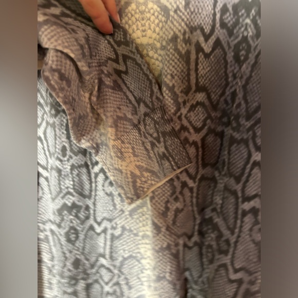 Cotton sweater, long sleeve with grey and cream Aztec or stone print. - Picture 7 of 7